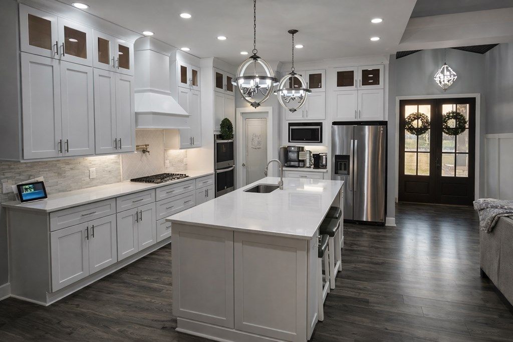 4BR/3BA house on 5.71 acres with a pool — photo 4