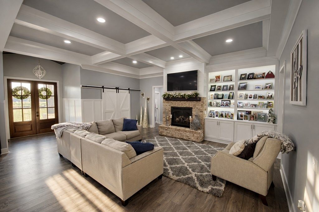 4BR/3BA house on 5.71 acres with a pool — photo 2